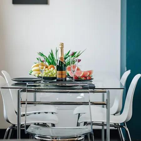 Modern Loft With Airhokey In Centre דירה פראג