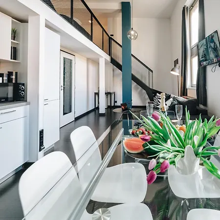 דירה Modern Loft With Airhokey In Centre
