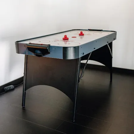 דירה Modern Loft With Airhokey In Centre