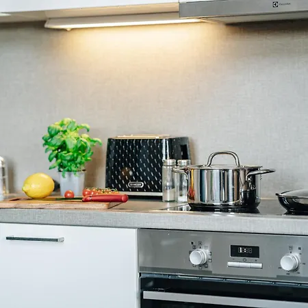 דירה Modern Loft With Airhokey In Centre